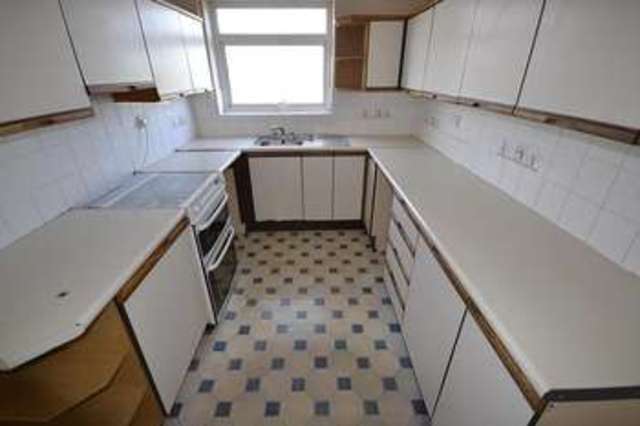  Image of 4 bedroom Maisonette for sale in Windmill Drive Bexhill-on-Sea TN39 at Bexhill On Sea, TN39 4DG