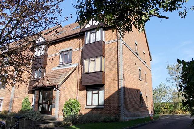  Image of Flat to rent in Templecombe Mews Oriental Road Woking GU22 at Woking, GU22 7DL