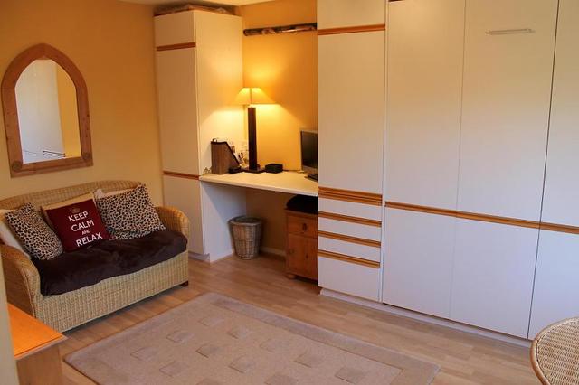  Image of Flat to rent in Templecombe Mews Oriental Road Woking GU22 at Woking, GU22 7DL