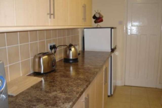  Image of 6 bedroom House Share to rent in Wokingham Road Earley Reading RG6 at Wokingham Road East Reading Reading, RG6 1JJ