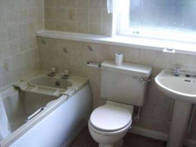  Image of 2 bedroom Flat to rent in North Avenue Carluke ML8 at Carluke, ML8 5TR