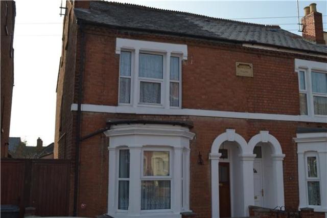  Image of 3 bedroom Semi-Detached house to rent in Henry Road Gloucester GL1 at Gloucester, GL1 3DY