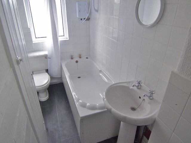  Image of 2 bedroom Detached house to rent in Tonge Moor Road Bolton BL2 at Tonge Moor Bolton Bradshaw, BL2 2JU
