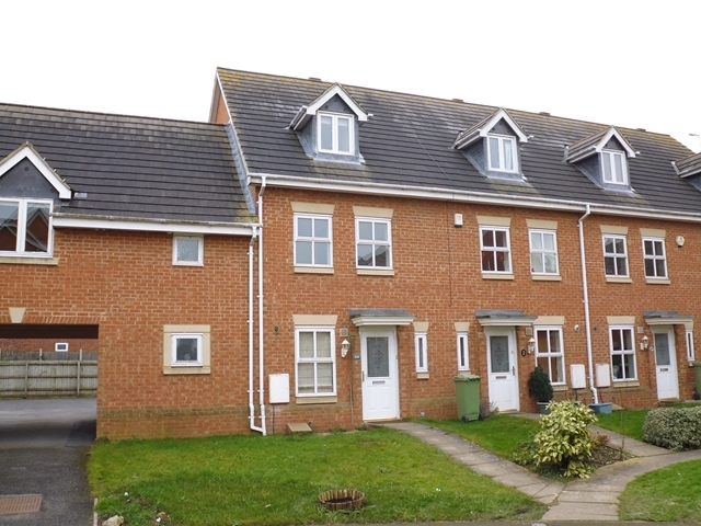  Image of 3 bedroom Town House to rent in Oriel Close Wolverton Milton Keynes MK12 at Oriel Close Wolverton Milton keynes, MK12 5FE