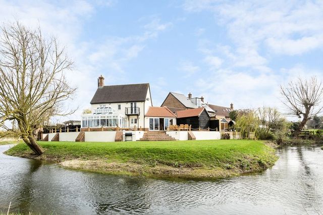  Image of 3 bedroom Detached house for sale in Willow Tree Close Abridge Romford RM4 at Willow Tree Close Abridge Romford, RM4 1BL