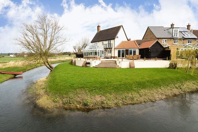  Image of 3 bedroom Detached house for sale in Willow Tree Close Abridge Romford RM4 at Willow Tree Close Abridge Romford, RM4 1BL