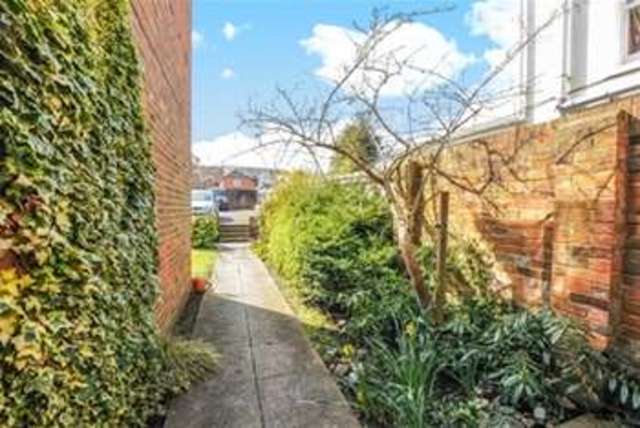  Image of 1 bedroom Property to rent in Waterloo Road Lymington SO41 at Lymington, SO41 9DD