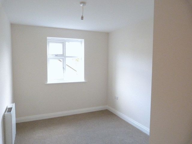  Image of 2 bedroom Flat to rent in Waters Way Worsley Manchester M28 at Waters Way Worsley Manchester, M28 2AG