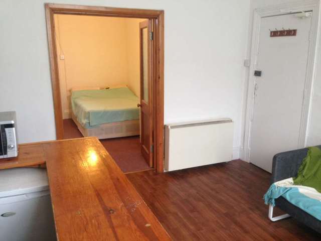  Image of Flat to rent in Arminger Road London W12 at Arminger Road Shepherds Bush London, W12 7BA