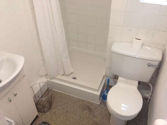  Image of Flat to rent in Arminger Road London W12 at Arminger Road Shepherds Bush London, W12 7BA