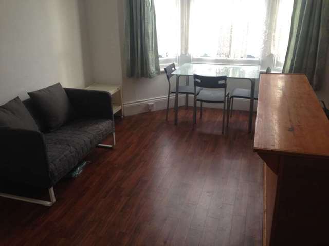  Image of Flat to rent in Arminger Road London W12 at Arminger Road Shepherds Bush London, W12 7BA