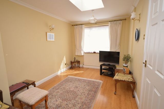  Image of 3 bedroom Detached house for sale in Bampton Road Luton LU4 at Bampton Road  Luton, LU4 0DD