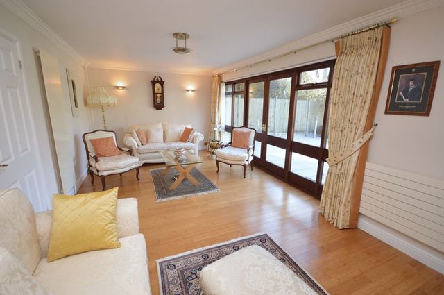 Image of 3 bedroom Detached house for sale in Bampton Road Luton LU4 at Bampton Road  Luton, LU4 0DD
