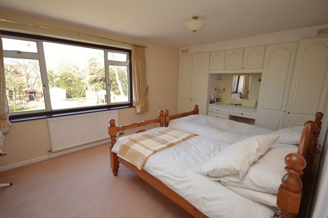  Image of 3 bedroom Detached house for sale in Bampton Road Luton LU4 at Bampton Road  Luton, LU4 0DD