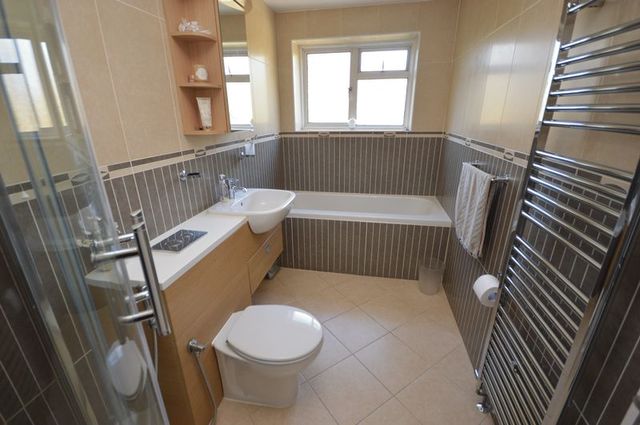  Image of 3 bedroom Detached house for sale in Bampton Road Luton LU4 at Bampton Road  Luton, LU4 0DD