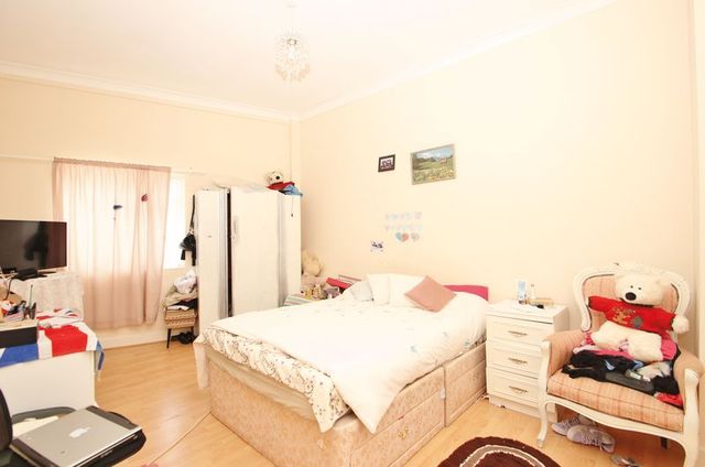  Image of 2 bedroom Flat for sale in Bennett Road Bournemouth BH8 at Bennett Road  Bournemouth, BH8 8QG