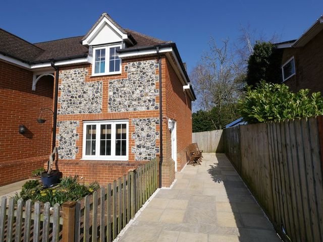  Image of 1 bedroom Flat to rent in Churchfield Lane Benson Wallingford OX10 at 12 Churchfield Lane  Benson, OX10 6SH
