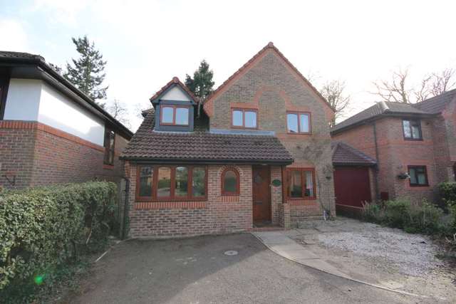  Image of 4 bedroom Detached house for sale in Berrycroft Bracknell RG12 at Berrycroft  Bracknell, RG12 2HR