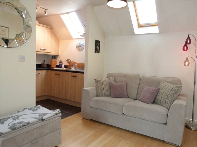  Image of 2 bedroom Maisonette to rent in Blackcap Lane Bracknell RG12 at Bracknell Berkshire Popeswood, RG12 8AA