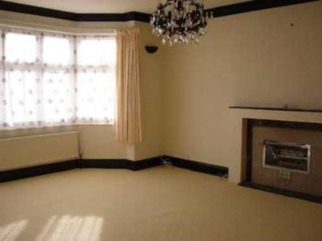  Image of 3 bedroom Maisonette to rent in Queens Park South Drive Bournemouth BH8 at Bournemouth, BH8 9BQ