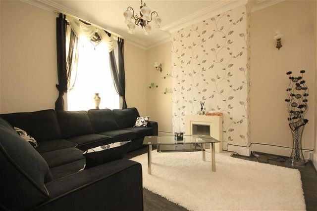  Image of 3 bedroom Property to rent in Bury Road Rochdale OL11 at Bury Road Rochdale Rochdale, OL11 4EB