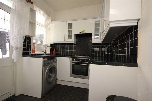  Image of 3 bedroom Property to rent in Bury Road Rochdale OL11 at Bury Road Rochdale Rochdale, OL11 4EB