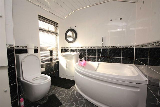  Image of 3 bedroom Property to rent in Bury Road Rochdale OL11 at Bury Road Rochdale Rochdale, OL11 4EB