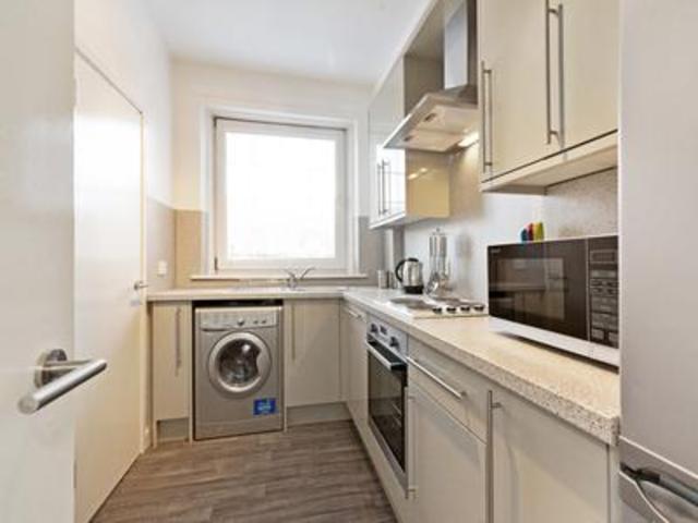 Image of 3 bedroom Flat to rent in Canongate Edinburgh EH8 at Edinburgh  Edinburgh, EH8 8BQ