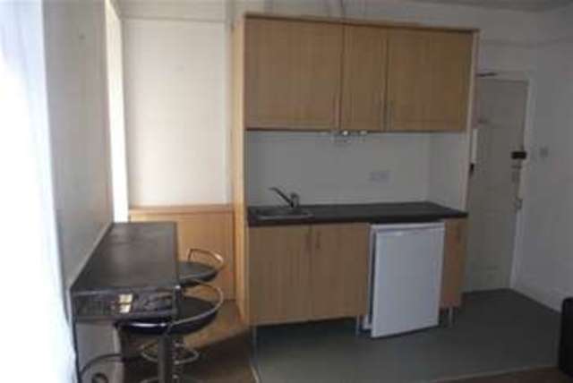  Image of 1 bedroom Flat to rent in Carlyon Road St. Austell PL25 at St. Austell, PL25 4LJ