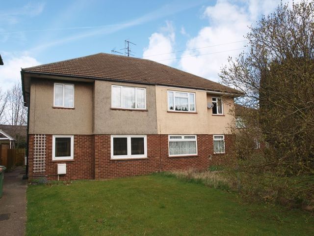  Image of 2 bedroom Flat for sale in Chiltern Road Dunstable LU6 at Chiltern Road  Dunstable, LU6 1EP
