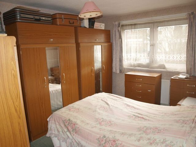  Image of 2 bedroom Flat for sale in Chiltern Road Dunstable LU6 at Chiltern Road  Dunstable, LU6 1EP