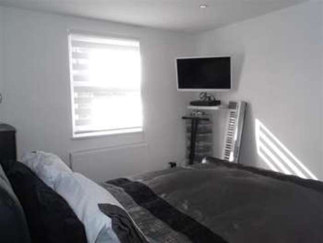  Image of 4 bedroom Semi-Detached house for sale in Chingford Avenue London E4 at Chingford London Chingford, E4 6RJ