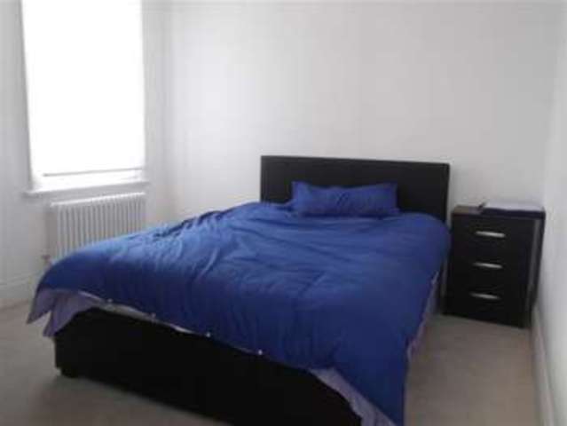  Image of 4 bedroom Semi-Detached house for sale in Chingford Avenue London E4 at Chingford London Chingford, E4 6RJ