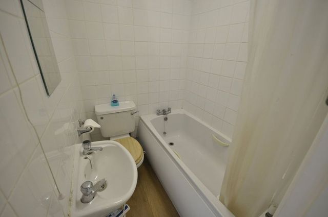  Image of 1 bedroom Flat to rent in Clarence Square Cheltenham GL50 at Clarence Square  Cheltenham, GL50 4JN