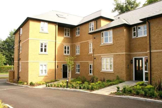  Image of 2 bedroom Apartment for sale in Cotterells Hemel Hempstead HP1 at Cotterells  Hemel Hempstead, HP1 1JW