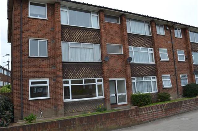  Image of 2 bedroom Flat to rent in Rainham Road South Dagenham RM10 at Dagenham Essex Dagenham, RM10 7XP