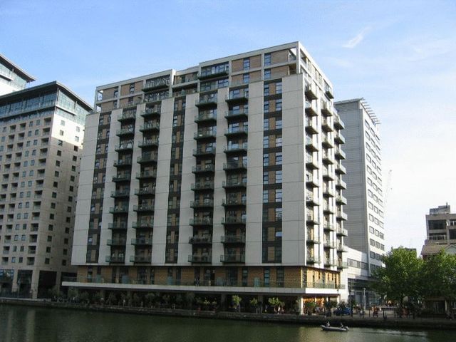  Image of 1 bedroom Property to rent in Marsh Wall London E14 at Discovery Dock Canary Wharf South Quay, E14 9SH