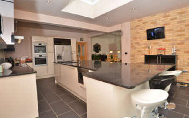  Image of 5 bedroom Detached house for sale in Eastwood Road Leigh-on-Sea SS9 at Leigh-on-Sea Leigh-on-Sea, SS9 3AB