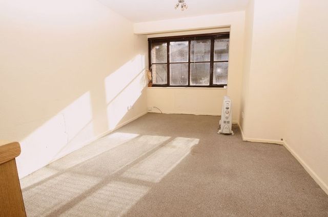  Image of 1 bedroom Flat to rent in Eaton Avenue High Wycombe HP12 at Eaton Avenue  High Wycombe, HP12 3AT