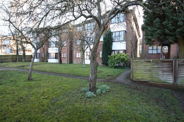  Image of 1 bedroom Flat to rent in Eaton Avenue High Wycombe HP12 at Eaton Avenue  High Wycombe, HP12 3AT