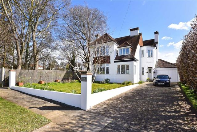  Image of 4 bedroom Property to rent in Elrington Road Hove BN3 at Elrington Road Hove Hove, BN3 6LG