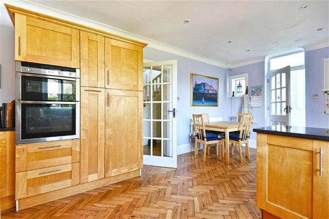  Image of 4 bedroom Property to rent in Elrington Road Hove BN3 at Elrington Road Hove Hove, BN3 6LG