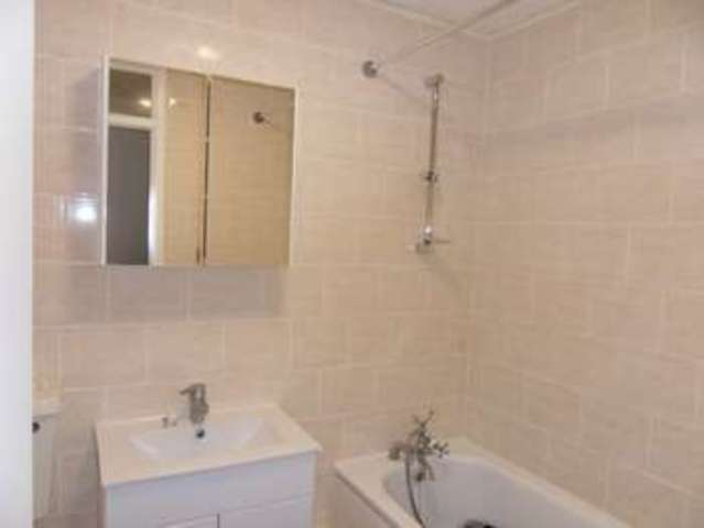 Image of 3 bedroom Flat to rent in Ossulston Street London NW1 at London, NW1 1EZ