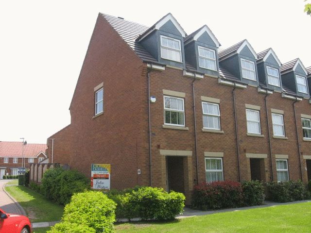  Image of 3 bedroom Terraced house to rent in Finchale Avenue Priorslee Telford TF2 at Finchale Avenue Priorslee Telford, TF2 9YE