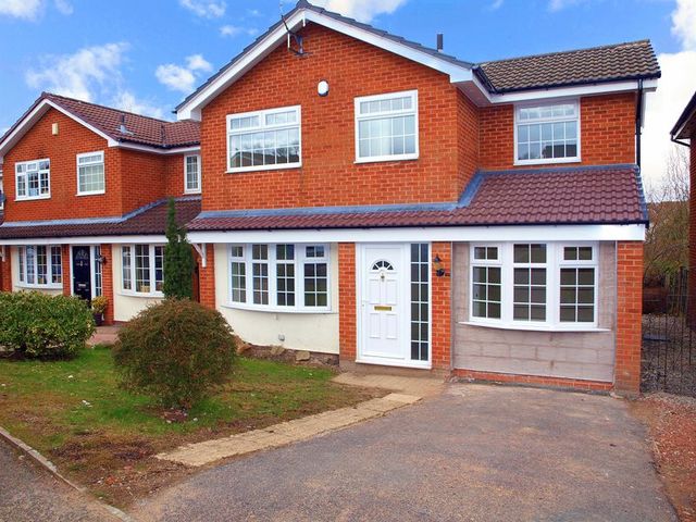 Image of 4 bedroom Detached house to rent in Fisherfield Rochdale OL12 at Fisherfield Norden Rochdale, OL12 7QS