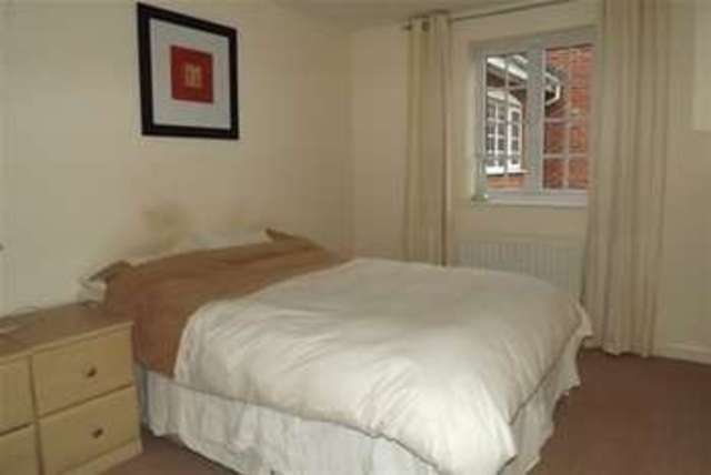  Image of 1 bedroom Flat to rent in Foundry Close Hook RG27 at Hook, RG27 9JD