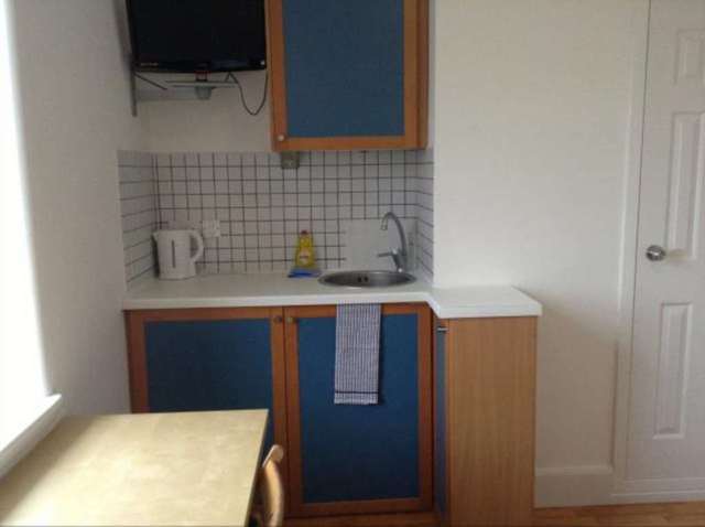  Image of Studio flat to rent in Fulham Palace Road London W6 at Fulham Palace Road Hammersmith London, W6 9HH