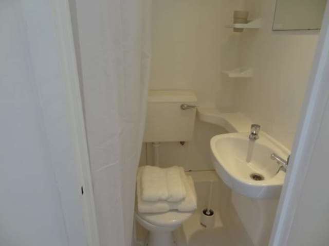  Image of Studio flat to rent in Fulham Palace Road London W6 at Fulham Palace Road Hammersmith London, W6 9HH
