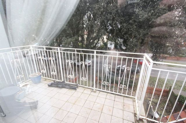  Image of 2 bedroom Flat to rent in Grand Avenue Southbourne Bournemouth BH6 at 40 Grand Avenue Southbourne Bournemouth, BH6 3TA
