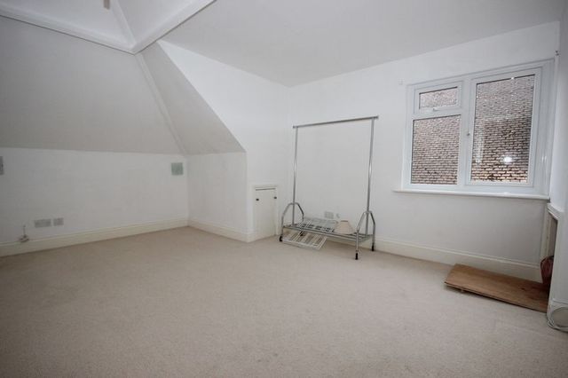  Image of 2 bedroom Flat to rent in Grand Avenue Southbourne Bournemouth BH6 at 40 Grand Avenue Southbourne Bournemouth, BH6 3TA